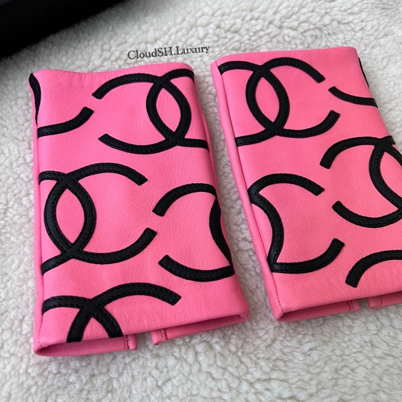 Auth Chanel 22S All Over CC logo Pink Leather Fingerless Gloves - New Condition - Picture 3 of 11